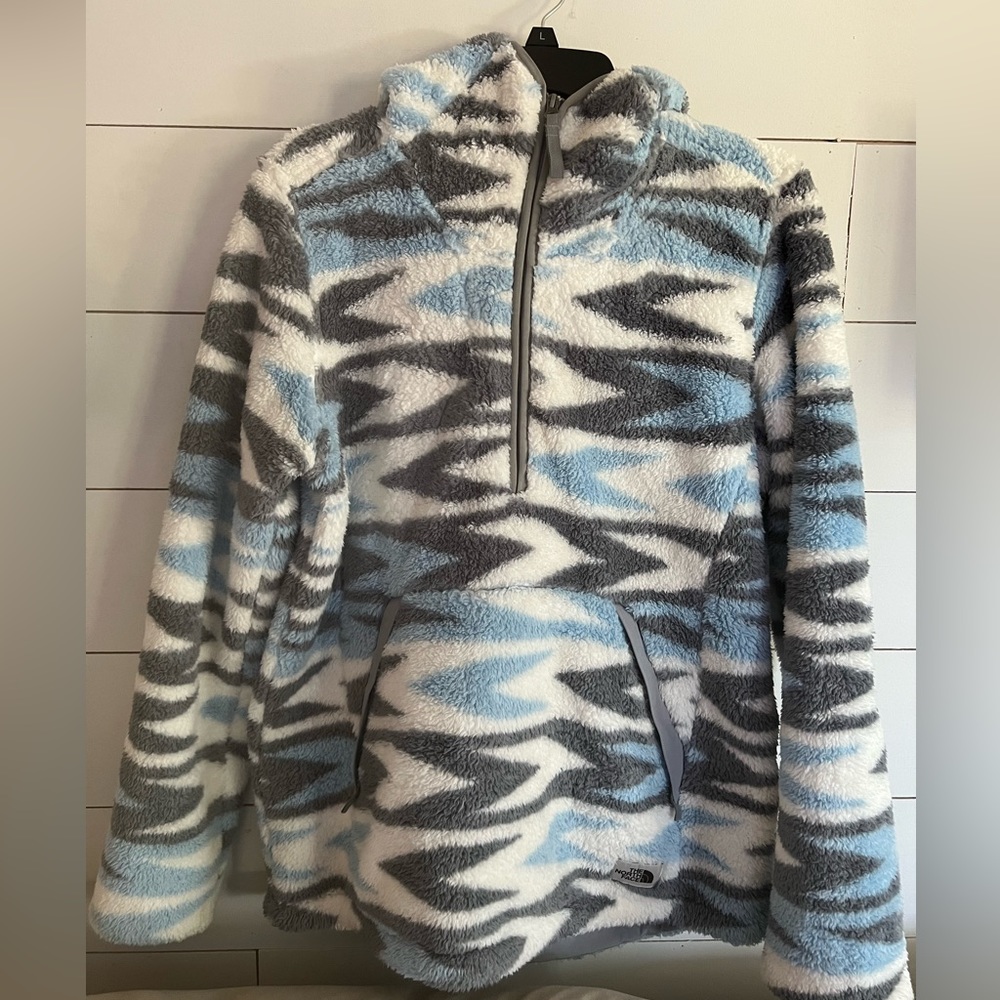 NWOT. Hooded Aztec Print FleeceTNF  Medium